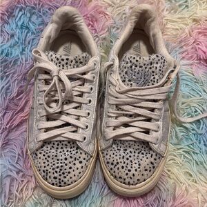 Gola Metallic Orchid ll Cheetah Sneakers Size 5. Pre-owned in descent conditions